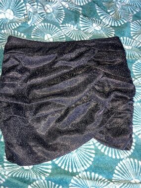 ⭐️⭐️ Women’s Black Shimmery Ruched Mini Skirt - small.